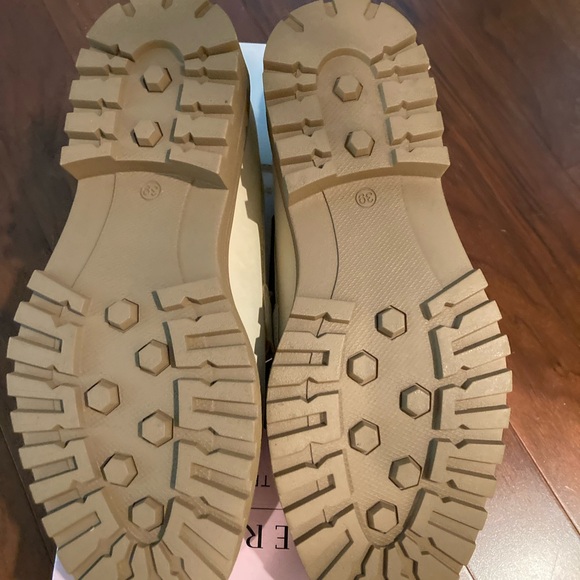 Serra Women’s loafers sz 8 cream lug sole with tassel slip on style NEW IN BOX - Picture 2 of 6